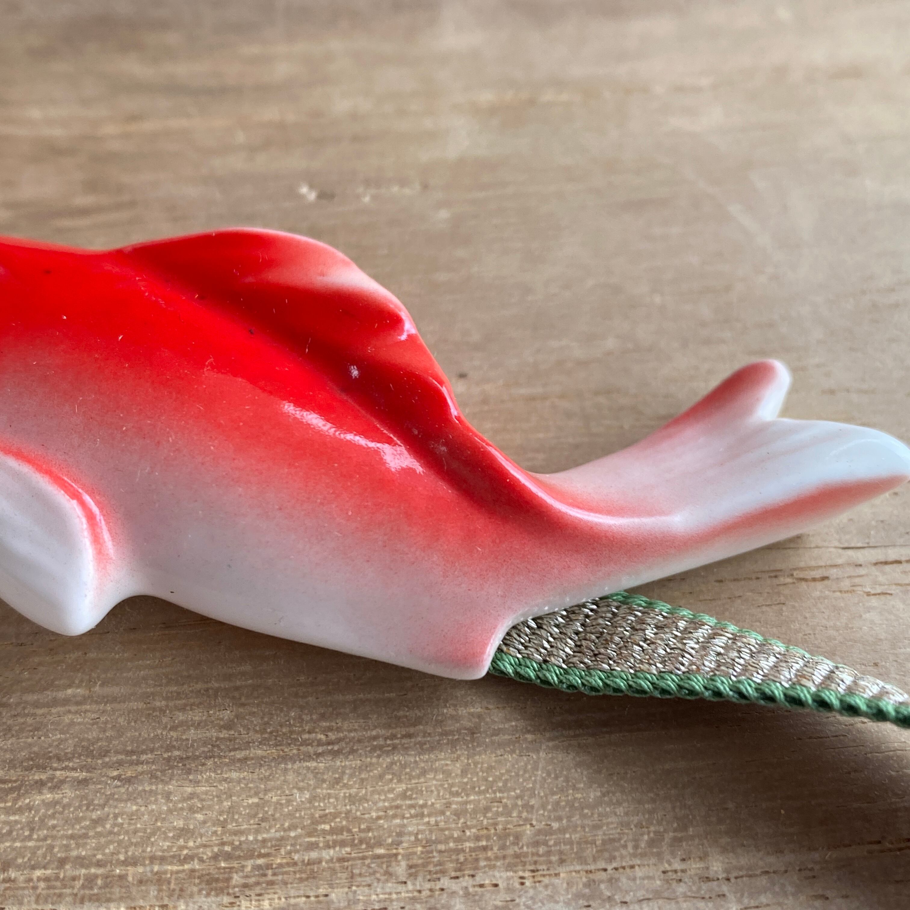 アンティーク　日本陶器　ボーンチャイナ緋鯉の帯留め