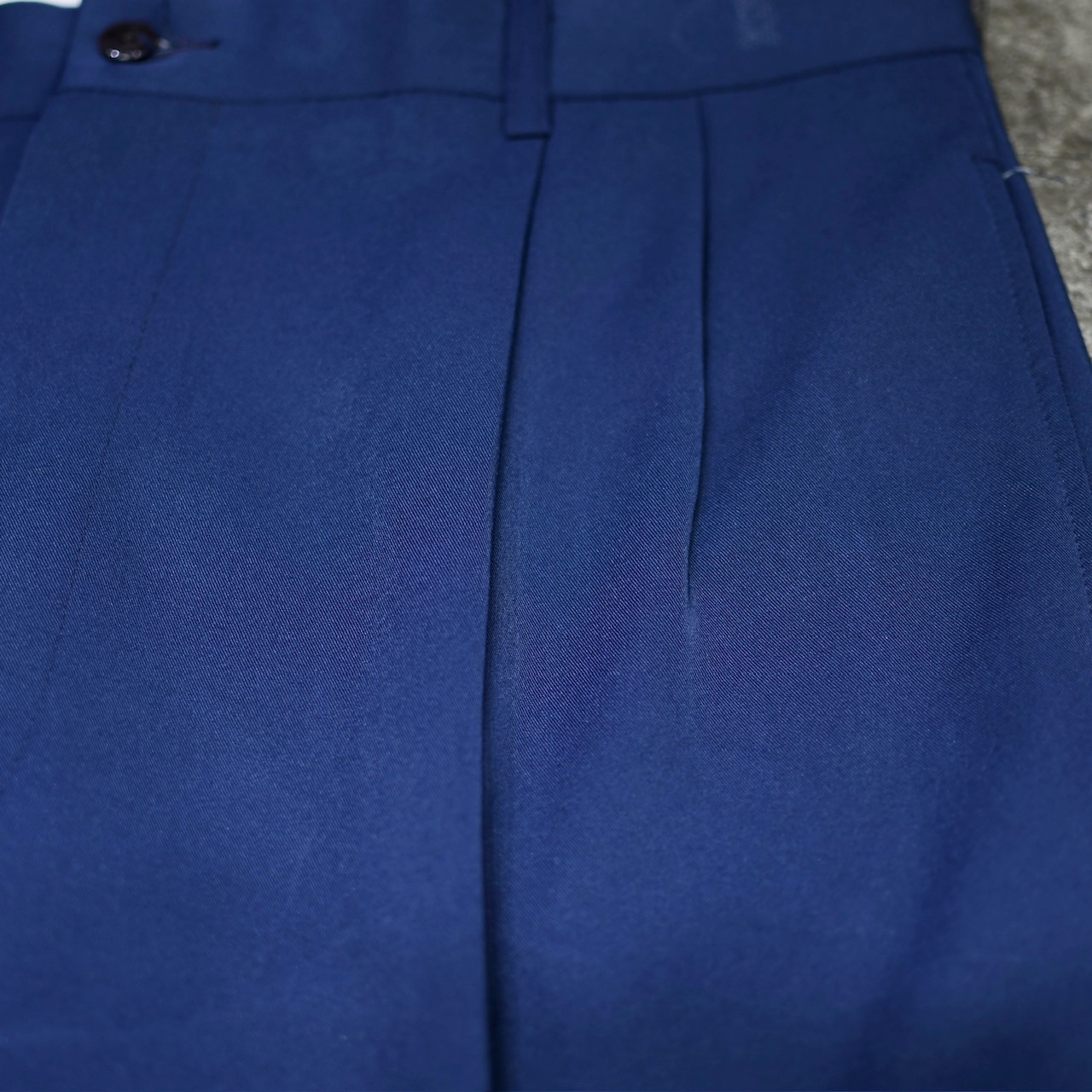 wide silhouette 2tuck slacks navy