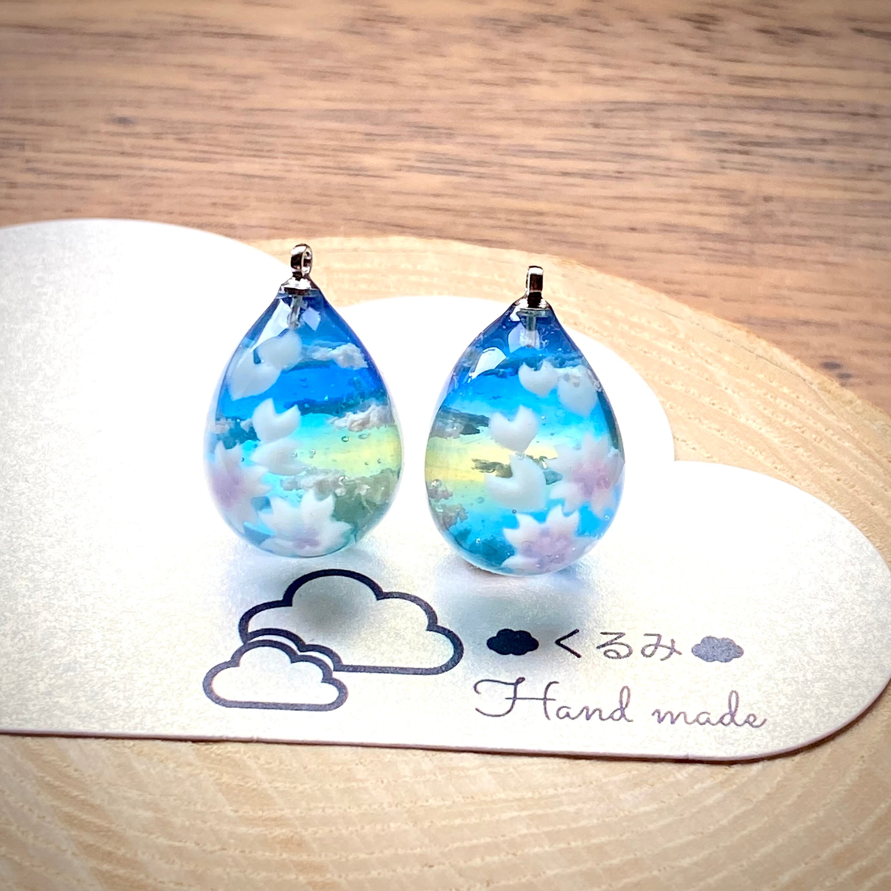 レジンピアス イヤリング 青空に舞い散る桜 たまご型 18mm×14mm