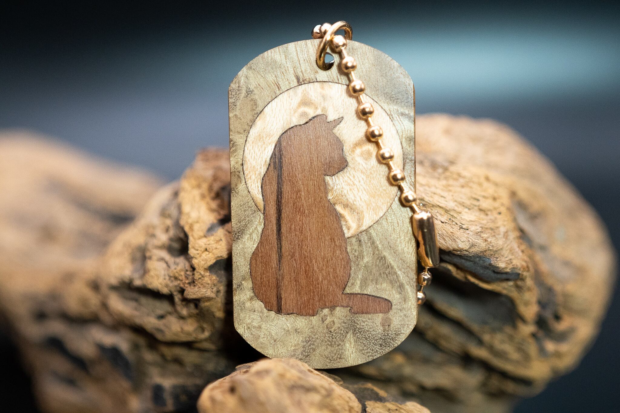 【 緻密な黄金の杢 】 マーブルウッド ドッグタグ象嵌 横を向く上品な猫