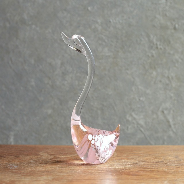立ち姿が美しい、幻想的な模様のガラスの白鳥 2