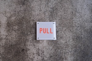 ENGRAVED SIGN PLATE_PULL (GRAY)
