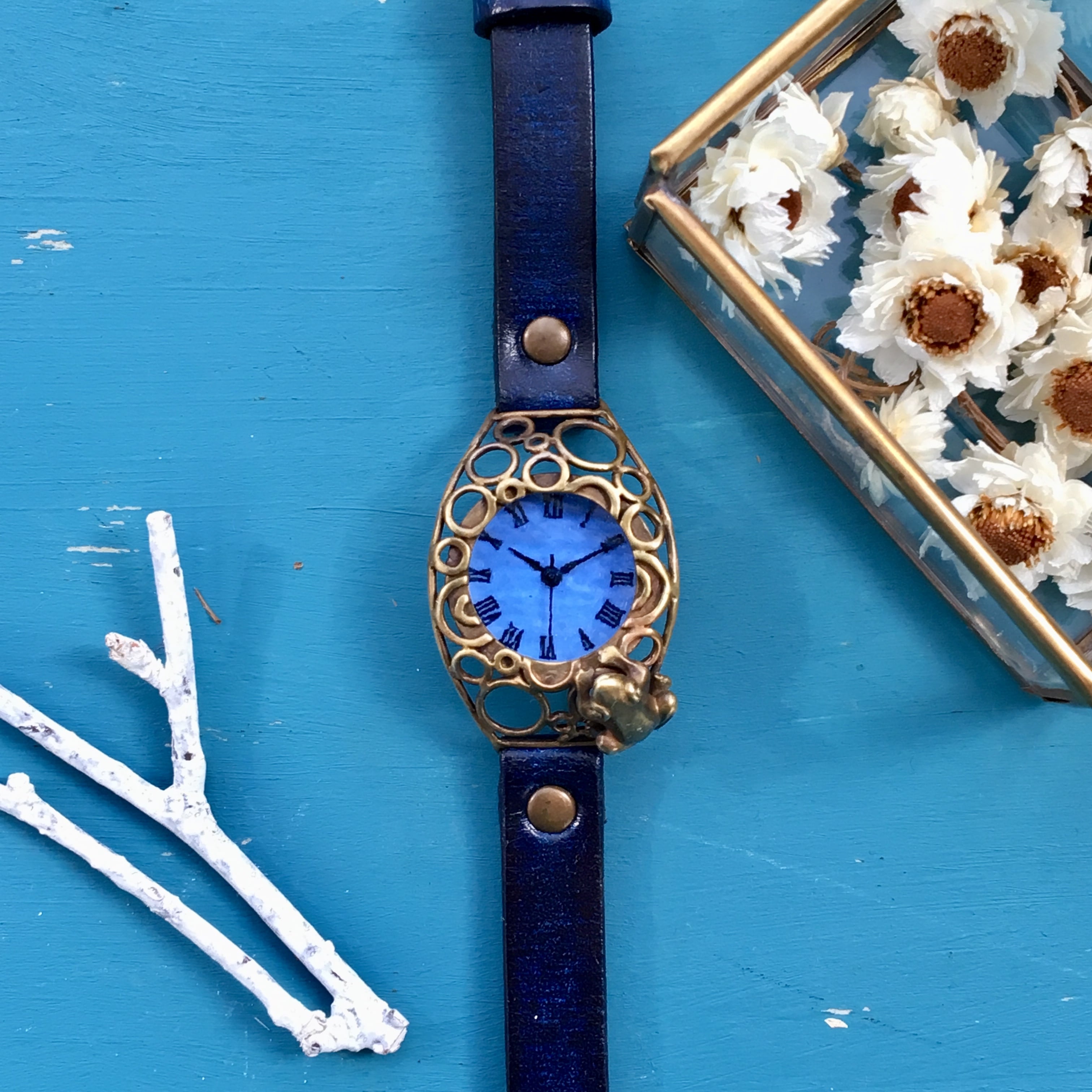 水泡立つ池をのぞく蛙腕時計Sパステルブルー | カエルの時計屋さん