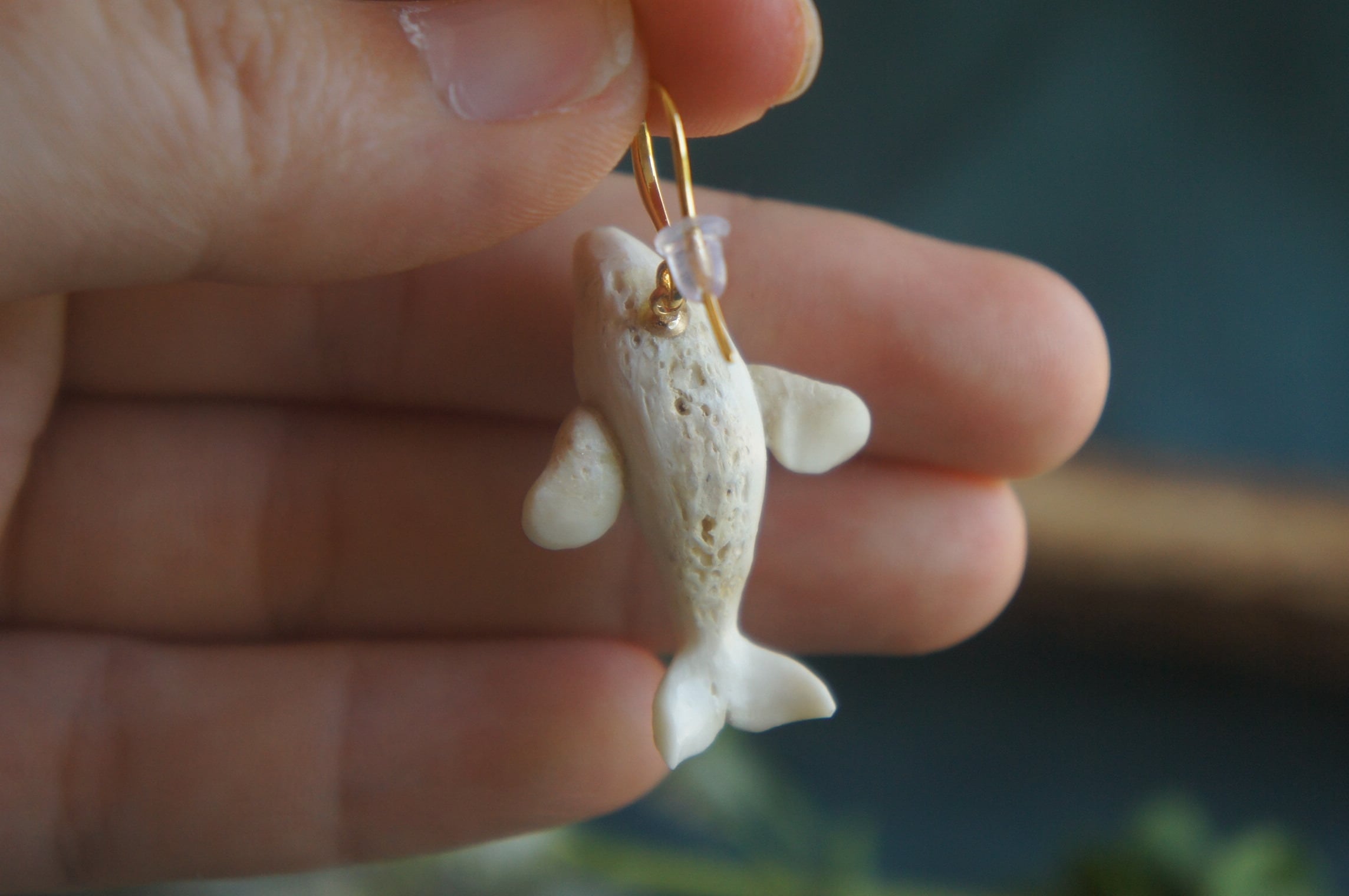 鹿角彫刻「星と座頭鯨」ピアス | deer bone 