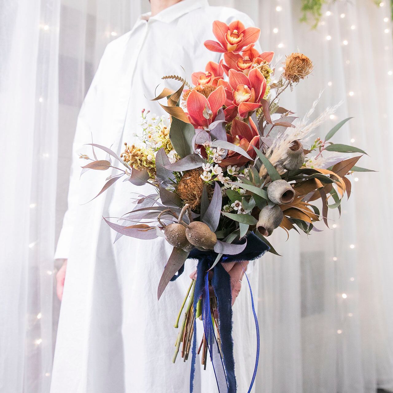 シンビジュームがメインのクラッチブーケ | 花の宅配便