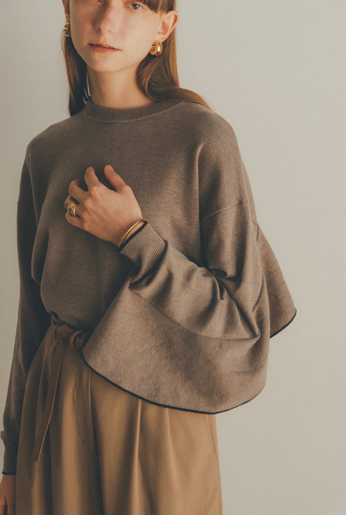 CLANE BACK FRILL TURTLENECK KINT TOPS