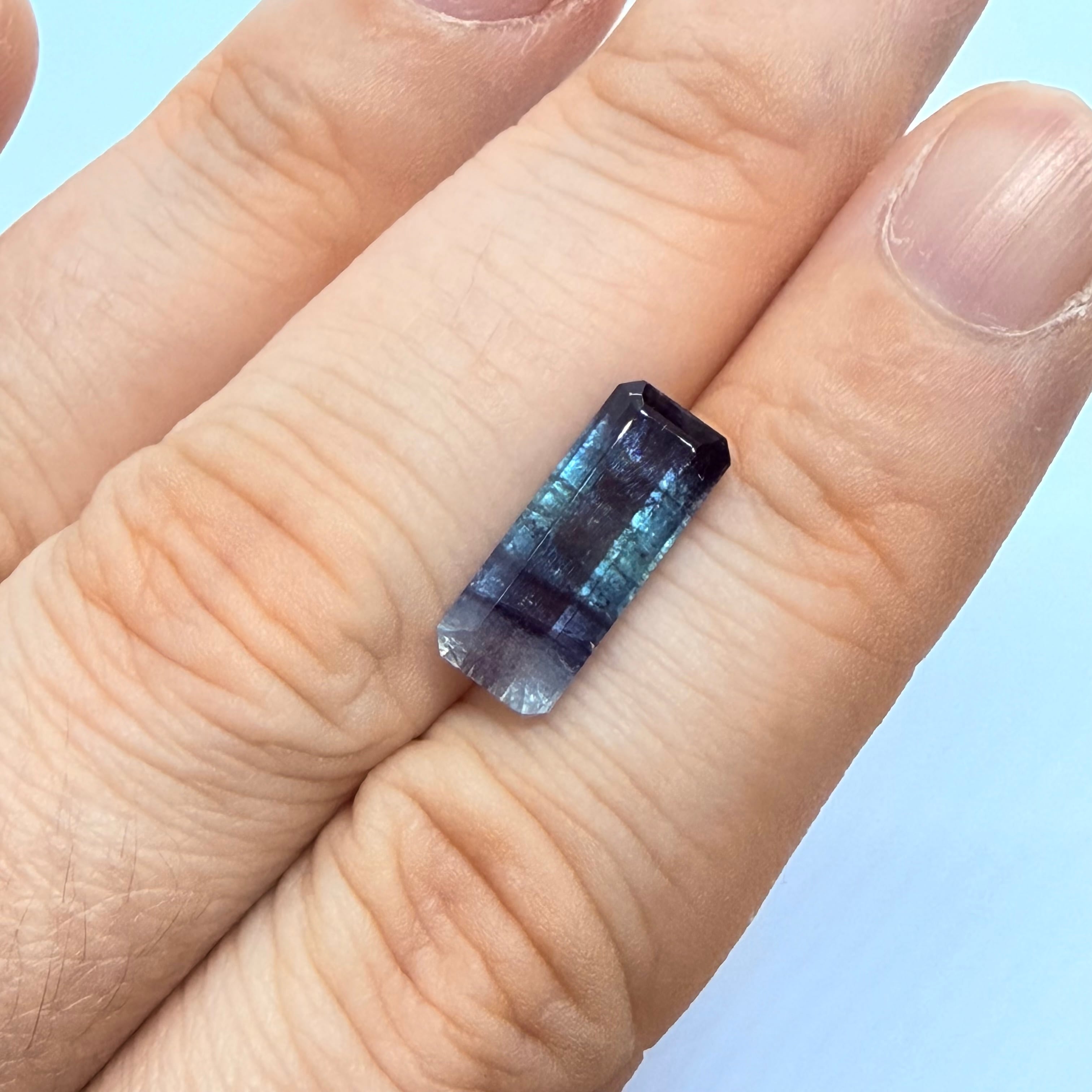 繊細なパーティカラーのトルマリン