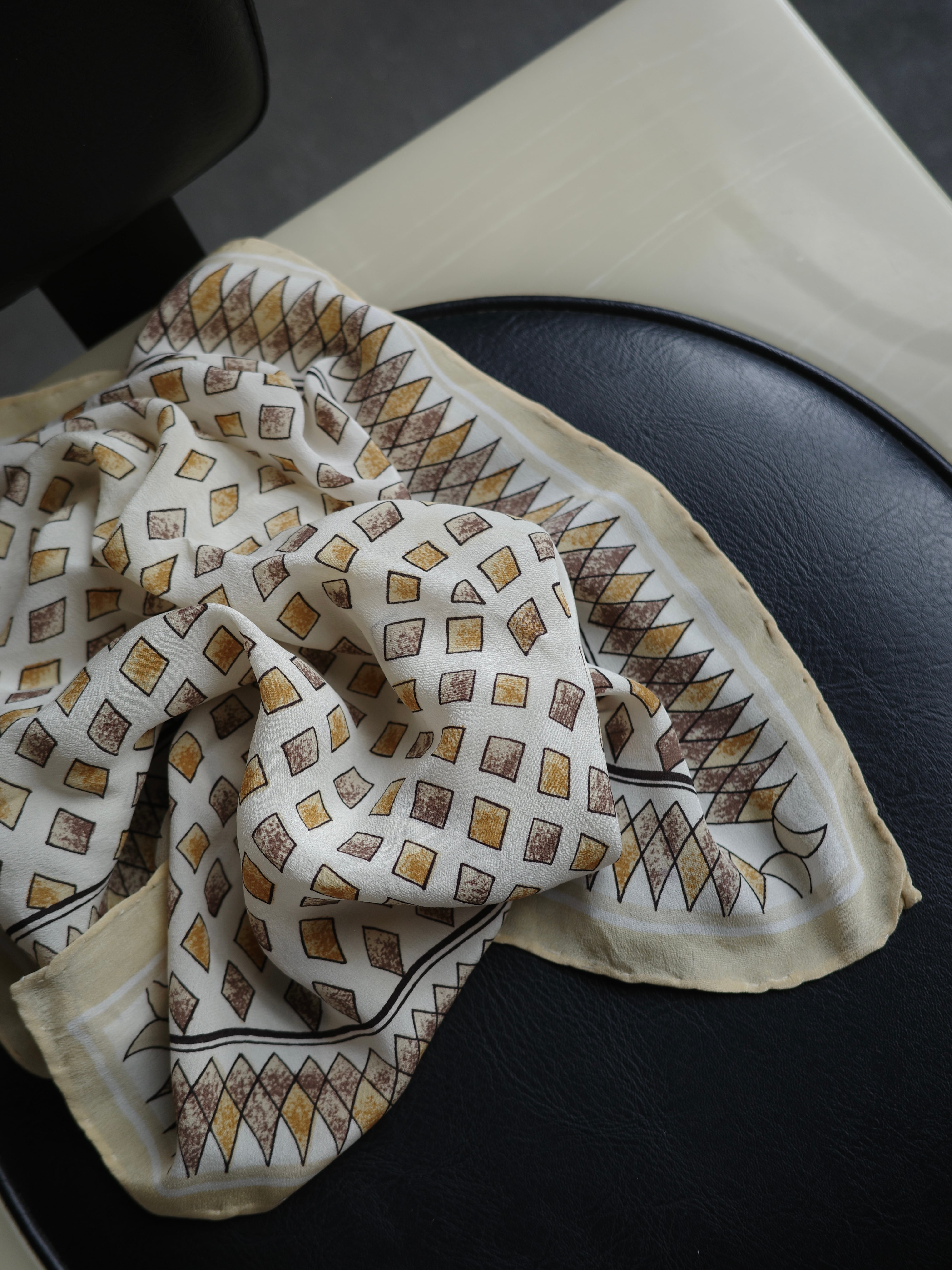 <vintage>beige geometric scarf