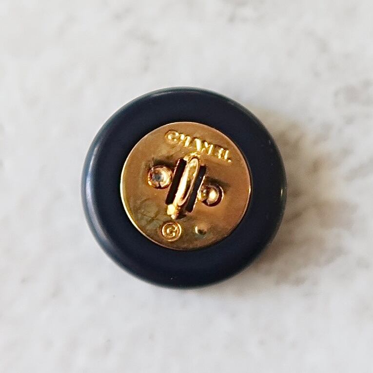 VINTAGE CHANEL BUTTON】ゴールドココマーク ブラックフレームボタン