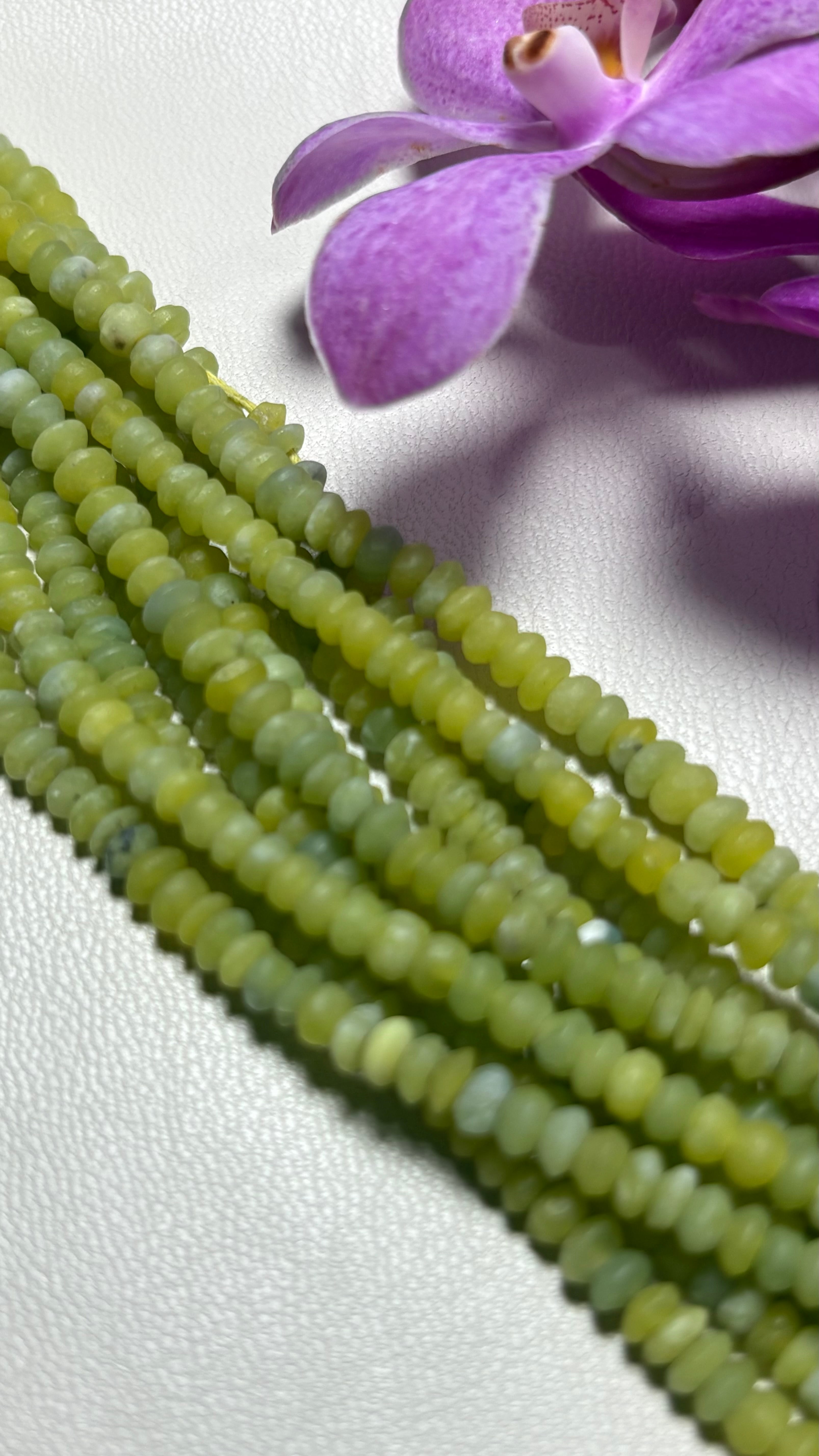 Lime Serpentine Biconical Cut Beads 4.5mm / ライムサーペンティン 4.5mm そろばんカット