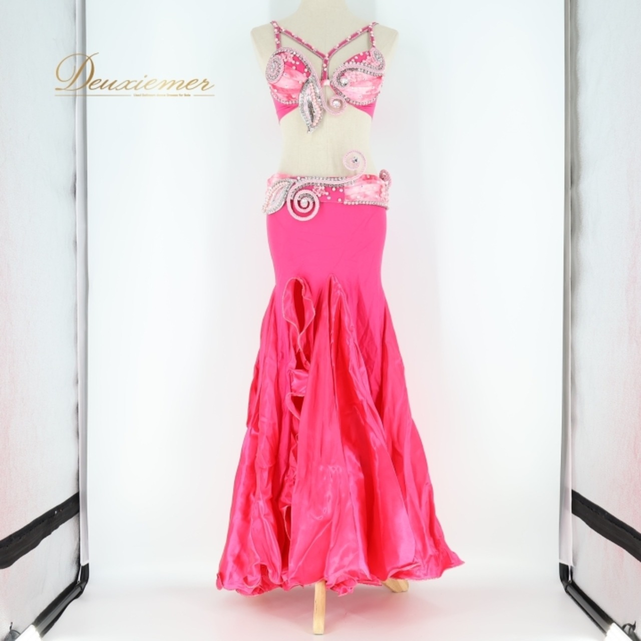 ベリーダンス オリエンタル 衣装 上下セット ピンク系 トップス スカート ベルト ラインストーン ビーズ 華やか セットアップ スリット イベント ステージ 豪華 装飾 鮮やか かわいい ダンス衣装