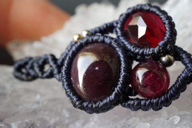 6条スターガーネット&ロードライトガーネットのマクラメブレスレット - 実 -【一点物】