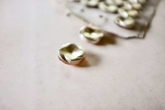 40s フランス 4p 銀月色の花とルーサイトボタンセット ヴィンテージ