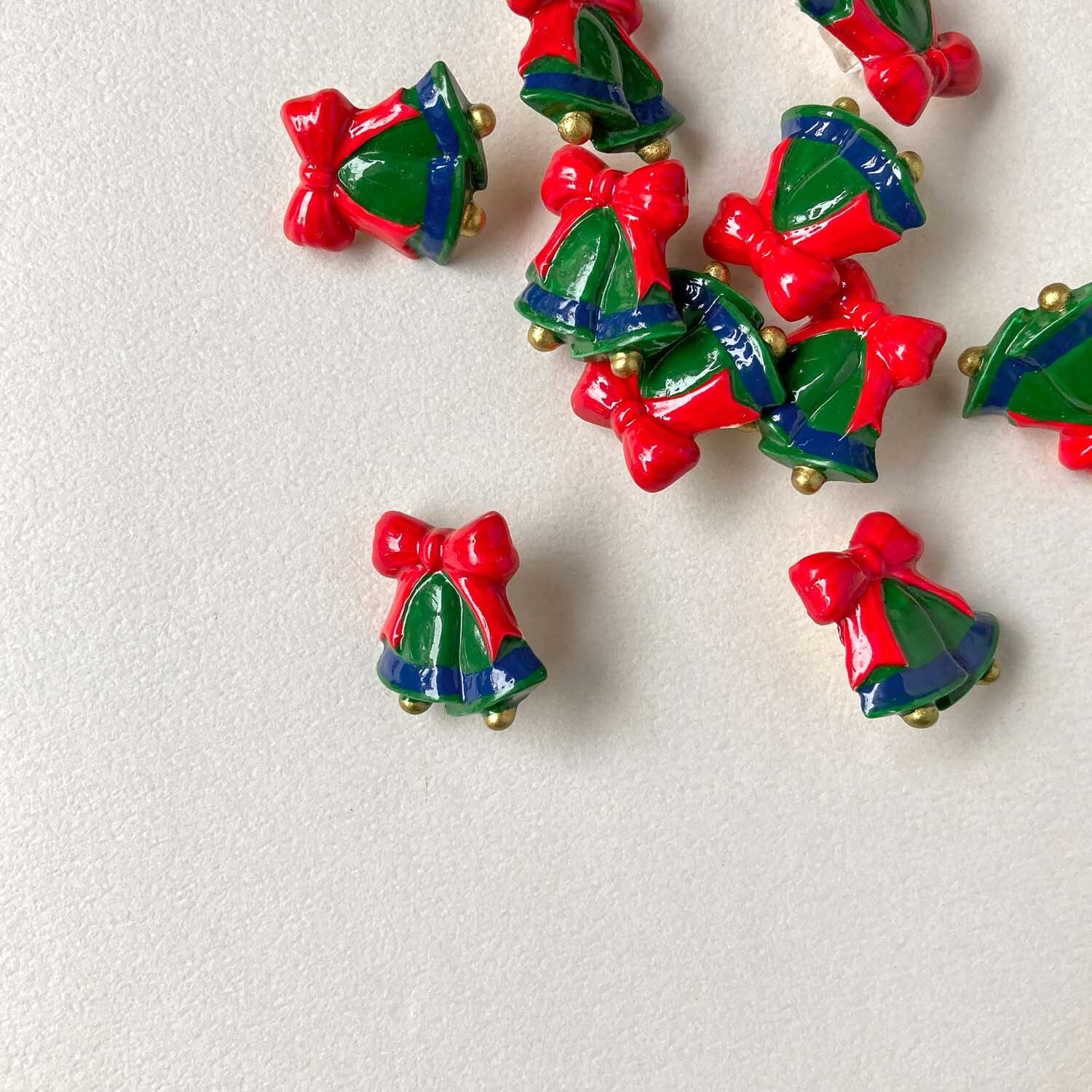赤いリボン付きクリスマスベルのフランスボタン(21mm)
