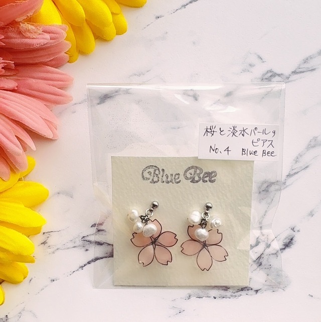 0554　No.4 桜と淡水パールのピアス【Blue Bee】