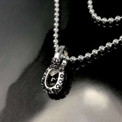 HORSESHOE : C with BLACK DIAMOND PENDANT / ホースシュークラウン・ブラックダイヤモンドペンダント