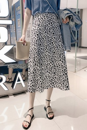 スカート 2023 ミディアム丈 ハイウエスト きれいめ 大人 上品 おしゃれ お洒落 かっこいい レトロ 大人女子 こなれ感 エレガント モダン 主役級 存在感 抜け感 ヨーロピアン オールマッチ ハイエンド 高級感 レオパード柄 ヒョウ柄 ランチ ディナー カフェ 図書館 コンサート 鑑賞会 レディース 女性用 ママ 女の子 OL デート お出かけ 公園デビュー 女子会 休日 ガーデン 散歩 ショッピング 普段使い 韓国 韓国系 ファッション モテ プレゼント ギフト インスタ映え 色展開 白 黒
