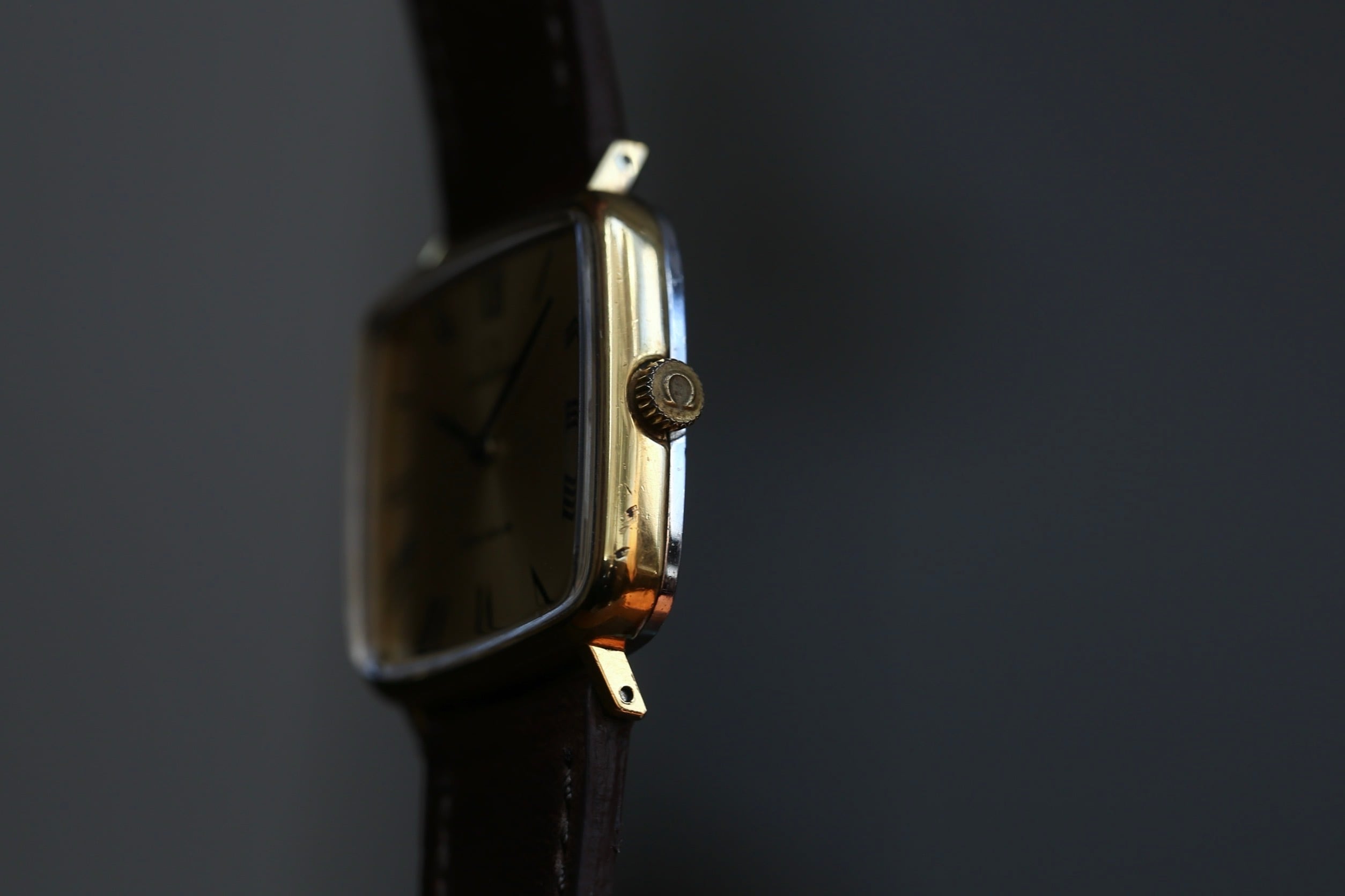 【オーバーホール済み】オメガ ジュネーブ レディース 秒針付き 1974年製造 OMEGA 】1974年製 オメガ ジュネーブ スクエア型 ゴールドサンレイ