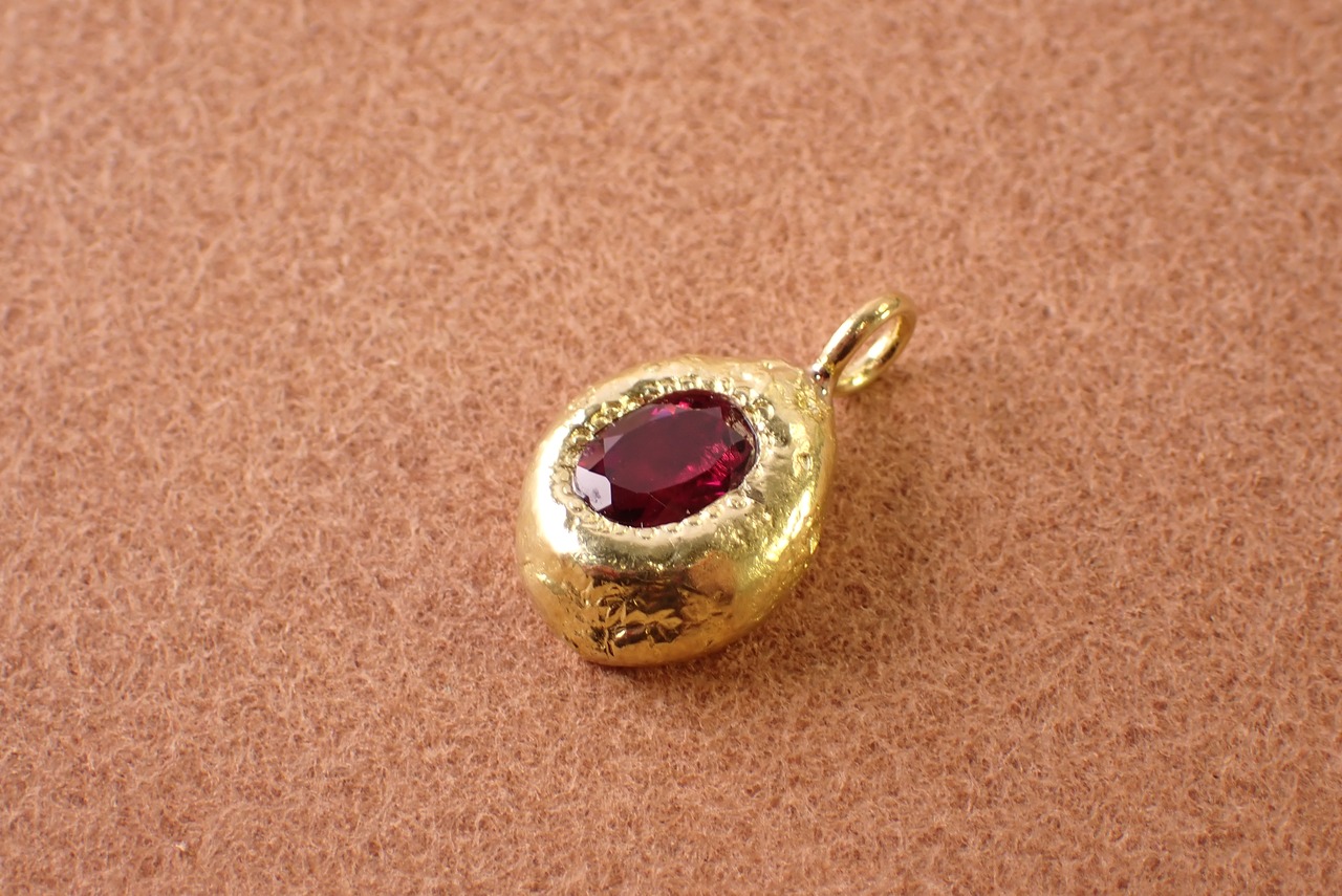 ガーネットペンダントトップ ブラス(真鍮) [D11‐97]