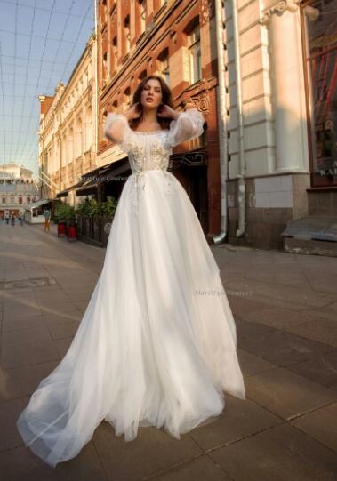 優雅なシルエット ウエディングドレス 花モチーフ オフショルダー  