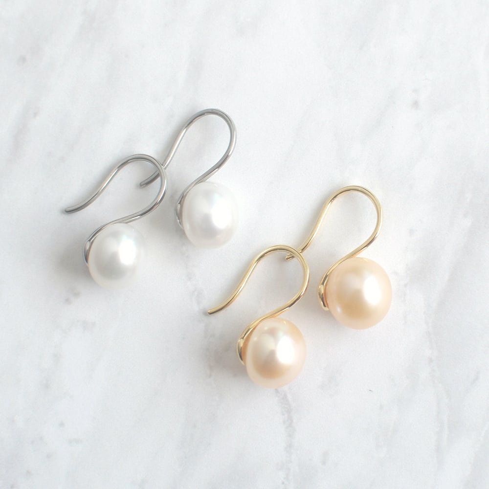 約9.0mm ゆるやかで上品な 天然パール フックピアス / 淡水パール ホワイト オレンジ ps-143