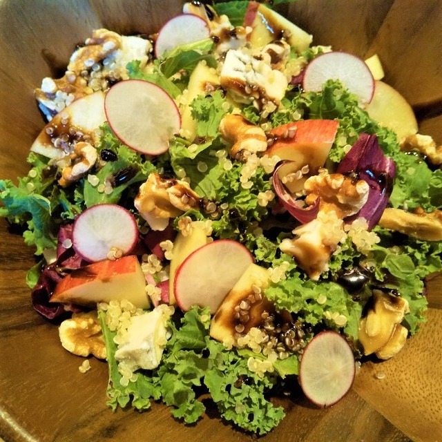 【人気】ケールとクルミ、リンゴ、ゴルゴンゾーラチーズのサラダ　[Popular] Kale and walnut, apple, gorgonzola cheese salad