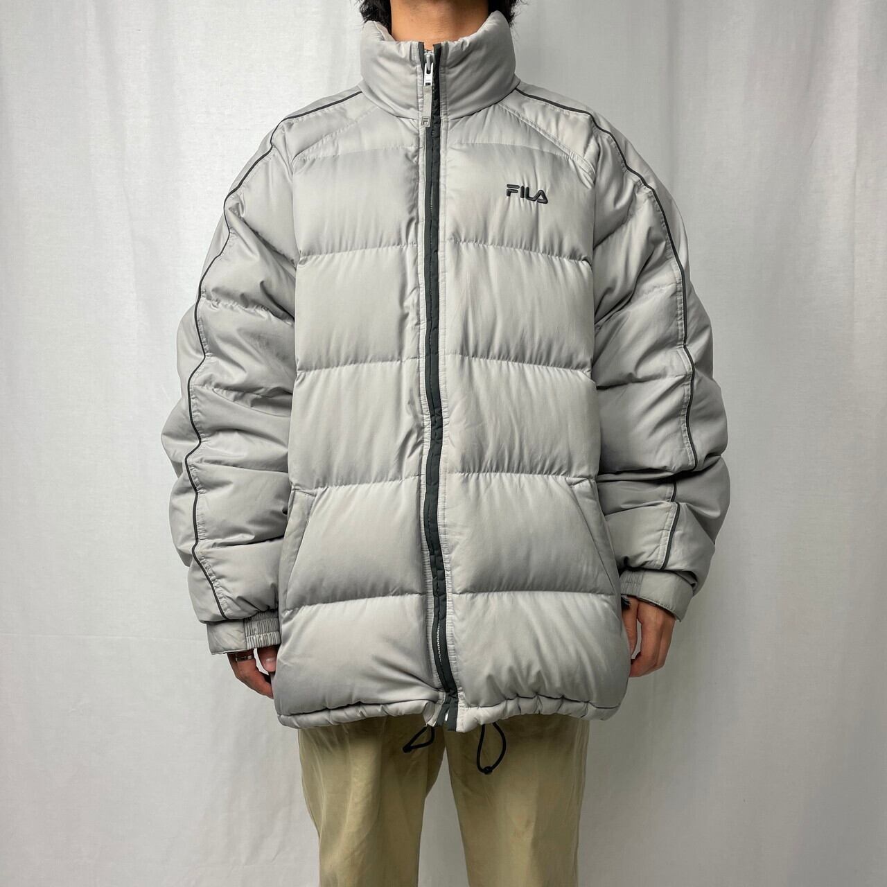 【新品未使用品】フィラフード付きライトグレーダウンジャケット 新品】FILA フード付きダウンジャケット ライトグレー FILA（フィラ