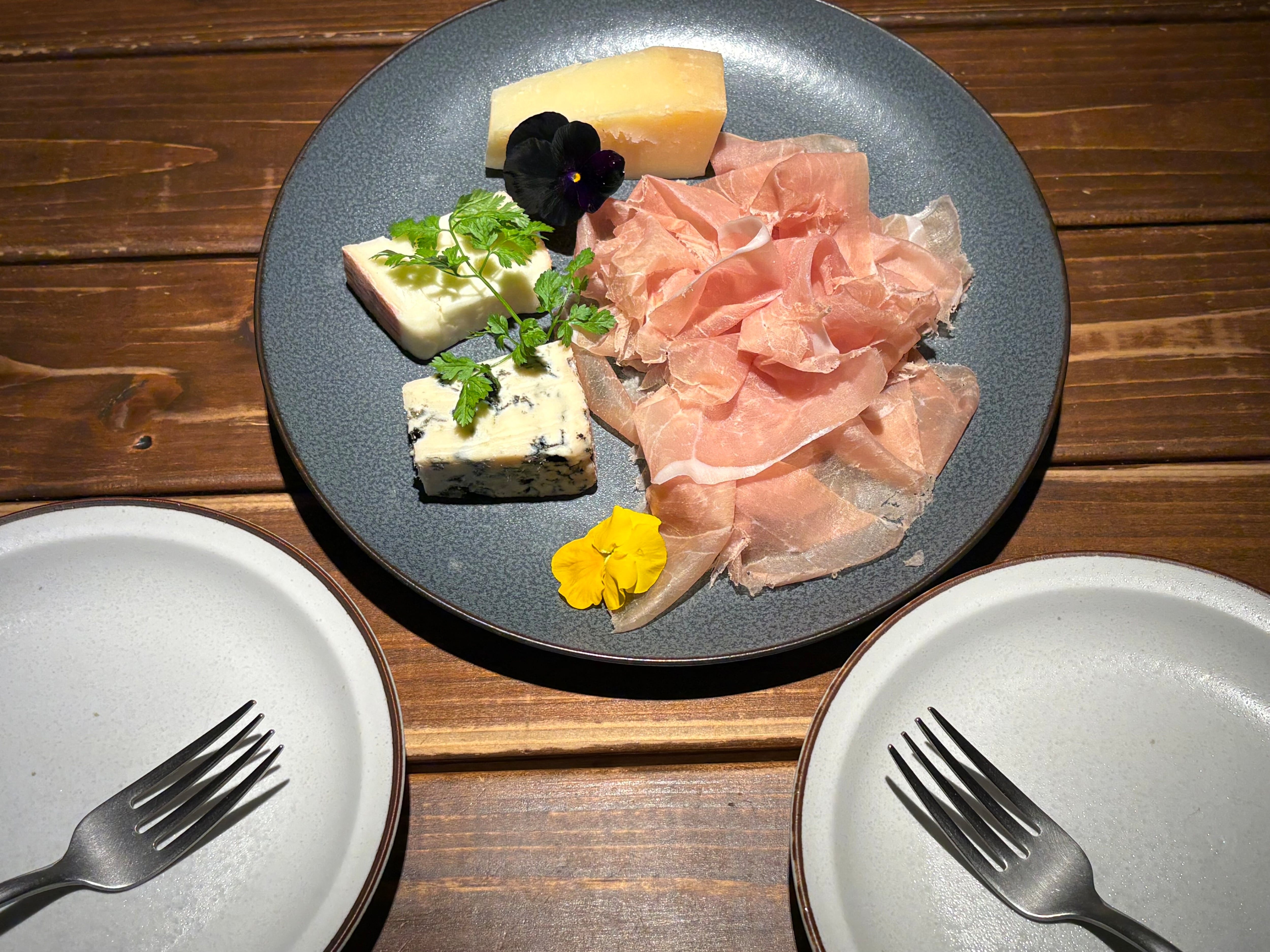 家飲み用｜送料込み フランス産チーズ2種と生ハムのセット