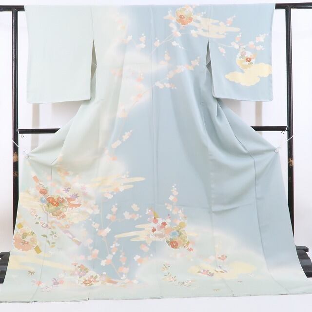正絹 雪輪紋意匠 縫い一つ色無地 シルバー(白鼠×白花色) 仕付け 正絹 雪輪紋意匠 縫い一つ色無地 シルバー(白鼠×白花色) 仕付け