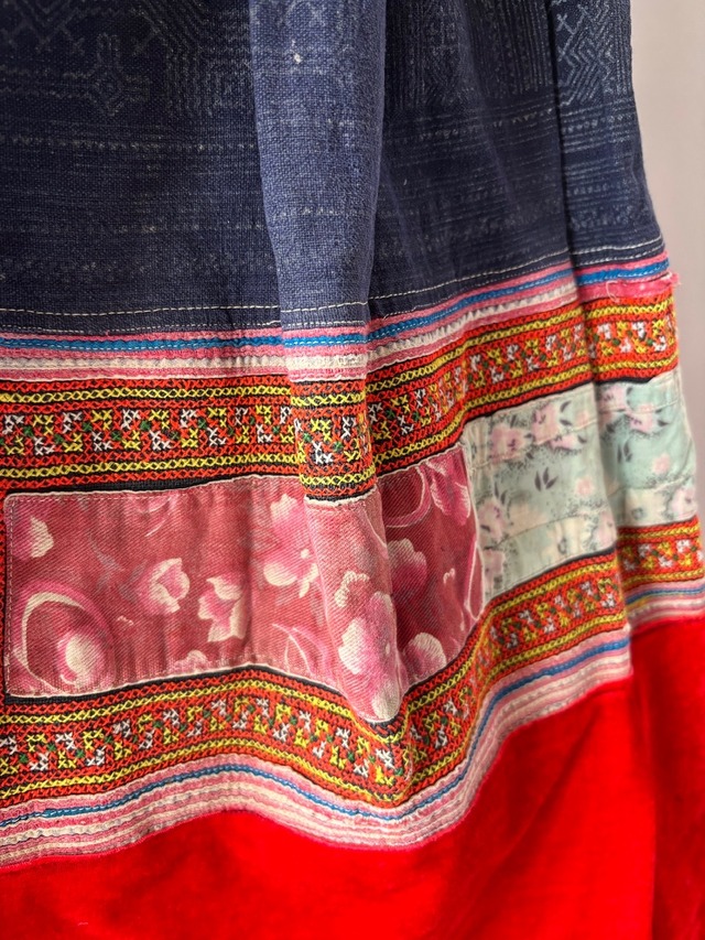 モン族スカート 048 ロング 花モン族刺繍 裾ボリューム 贅沢に巻きスカート1枚使用 bamiオリジナルパターン