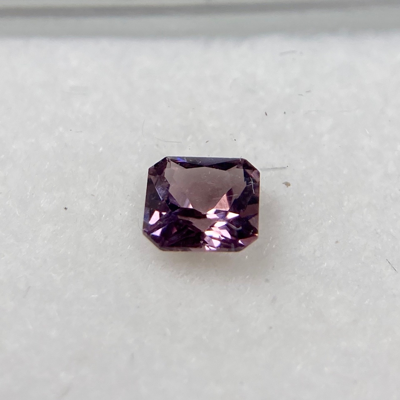 クッションみたいなスピネル 約4mm*4mm C-3