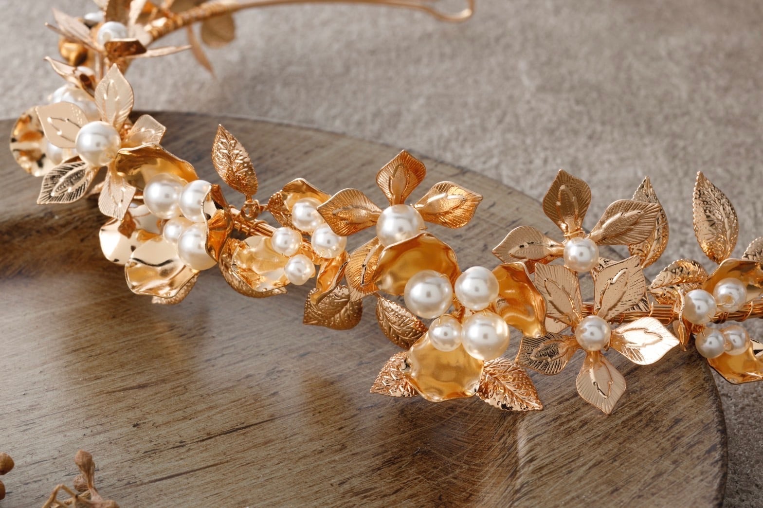 小枝ビジューカチューシャ ゴールド】 ゴールドヘアパーツ