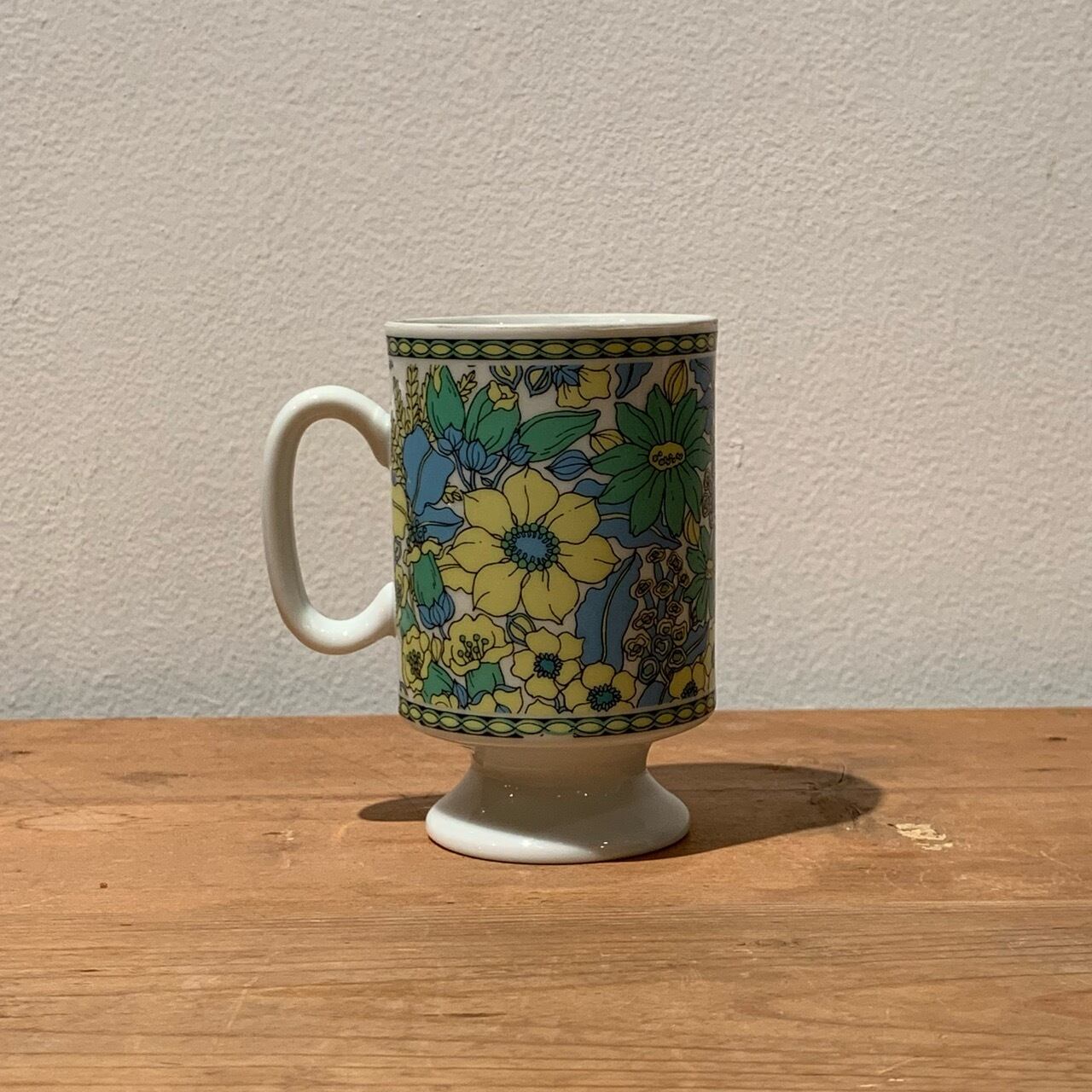 レトロなカワイイ花柄 足付きマグカップ MAEBATA 前畑陶器 脚付き TM