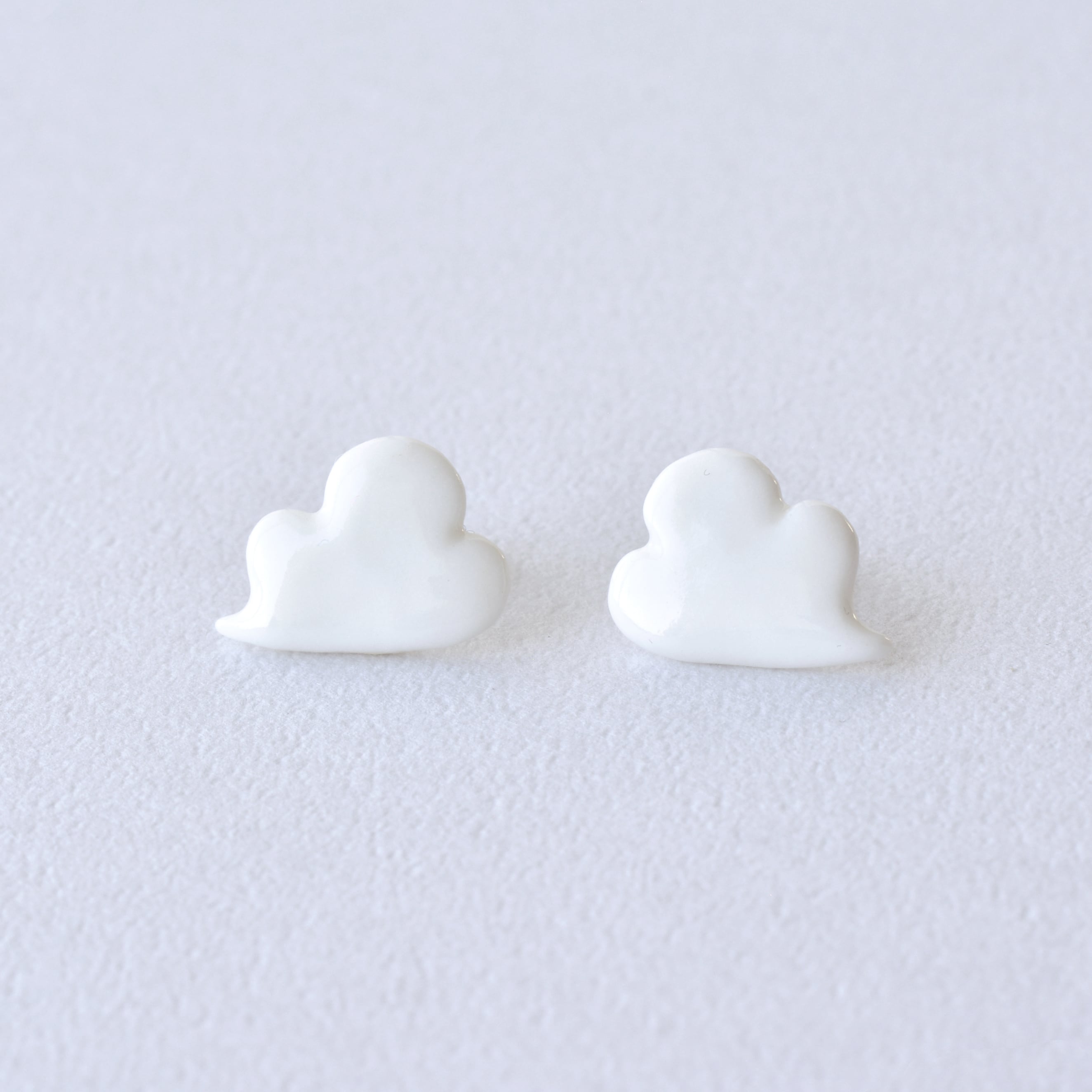 HatoKumo / 白磁の雲ピアス | HatoKumo