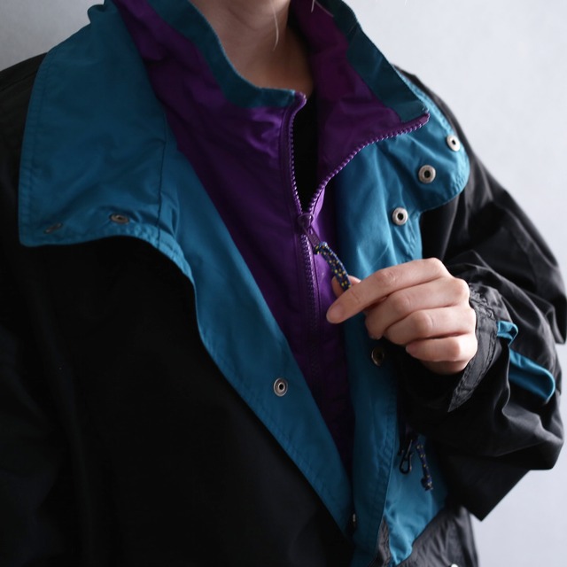 wide silhouette front pocket design half-zip nylon pullover