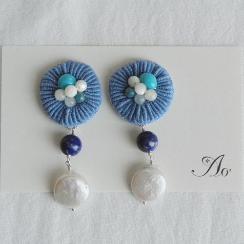 手刺繍と天然石、ブルー デイジーのピアス（イヤリング）ターコイズ ラピス 淡水パール