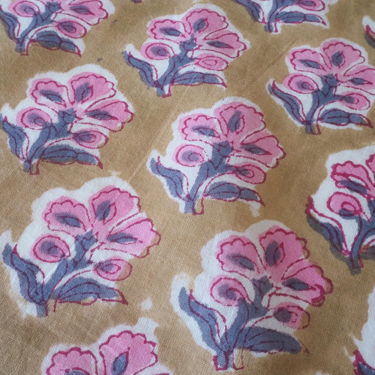 ブロックプリント生地【50cm単位】インド綿  小花柄 オークル×ピンク #42485-BR2