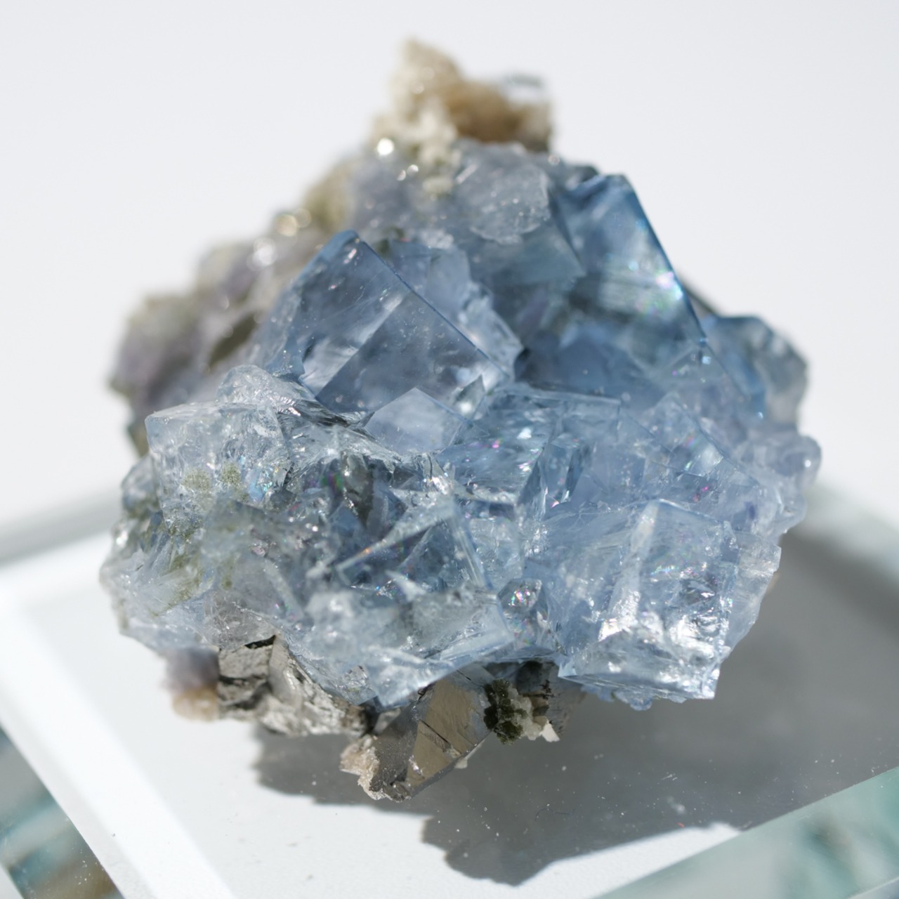 ヤオガンシャン産 フローライト 共生 / 原石 標本