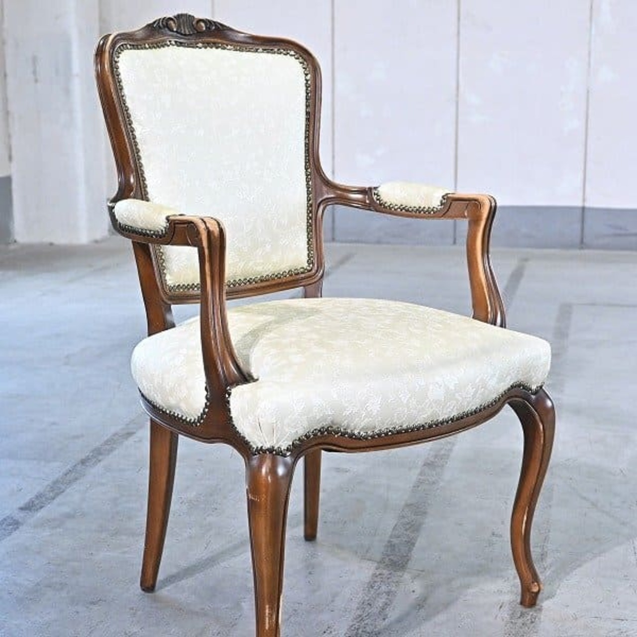 カリモク ドマーニ「ルイ15」アームチェアa ダイニング ロココ様式 椅子 彫刻 ファブリック 鋲打ち karimoku domani LOUIS XV【中古家具/中古インテリア/USED家具ユーズド家具/リサイクル】