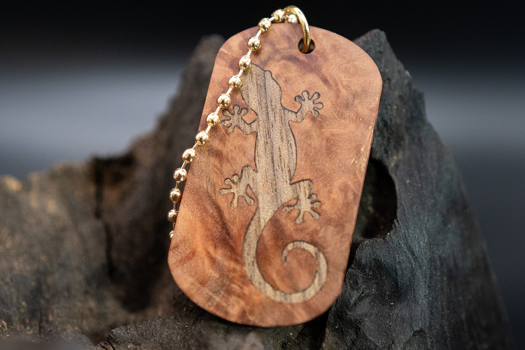 ブラウンマリー ドッグタグ 象嵌 木登りトカゲ