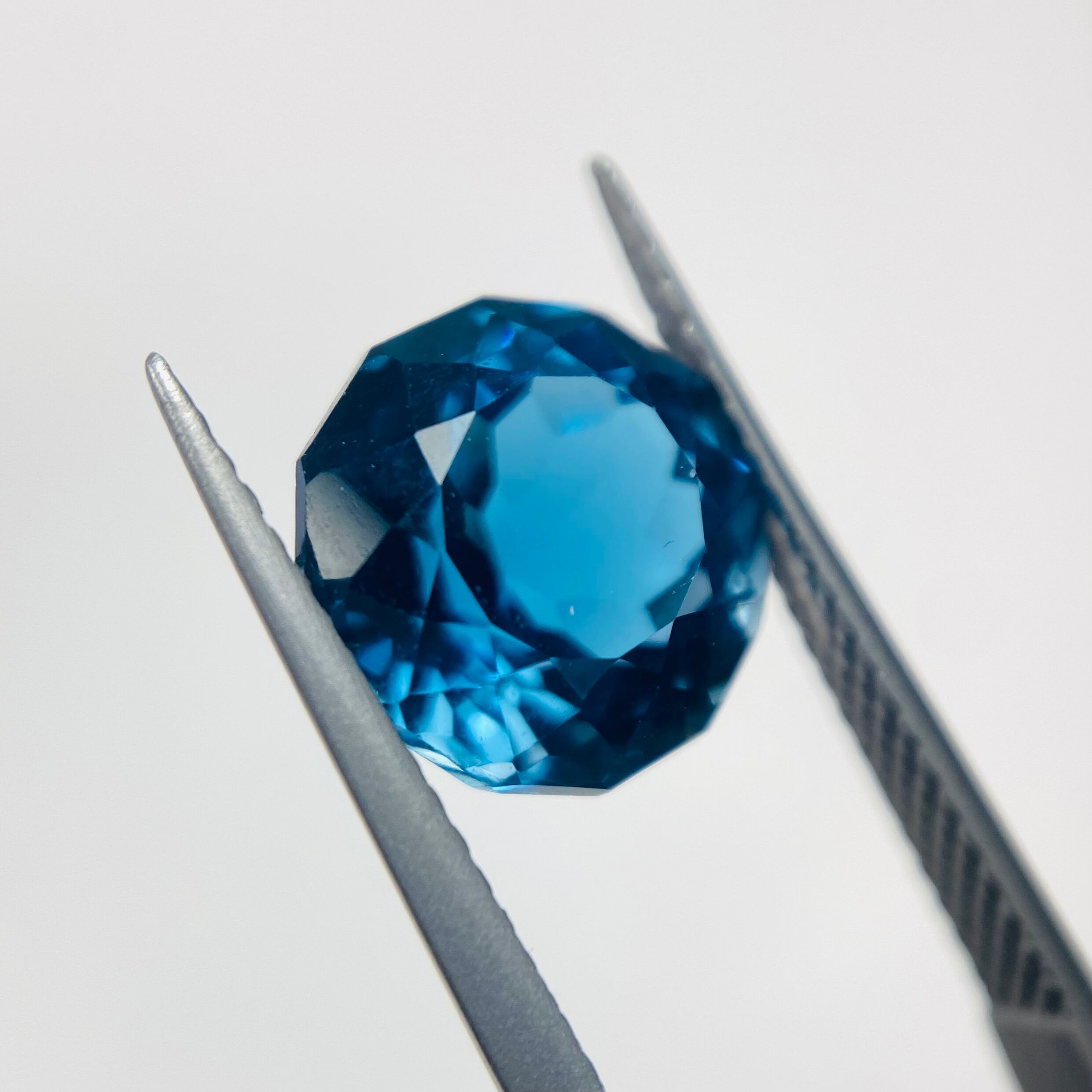 吸い込まれるロンドンブルートパーズ