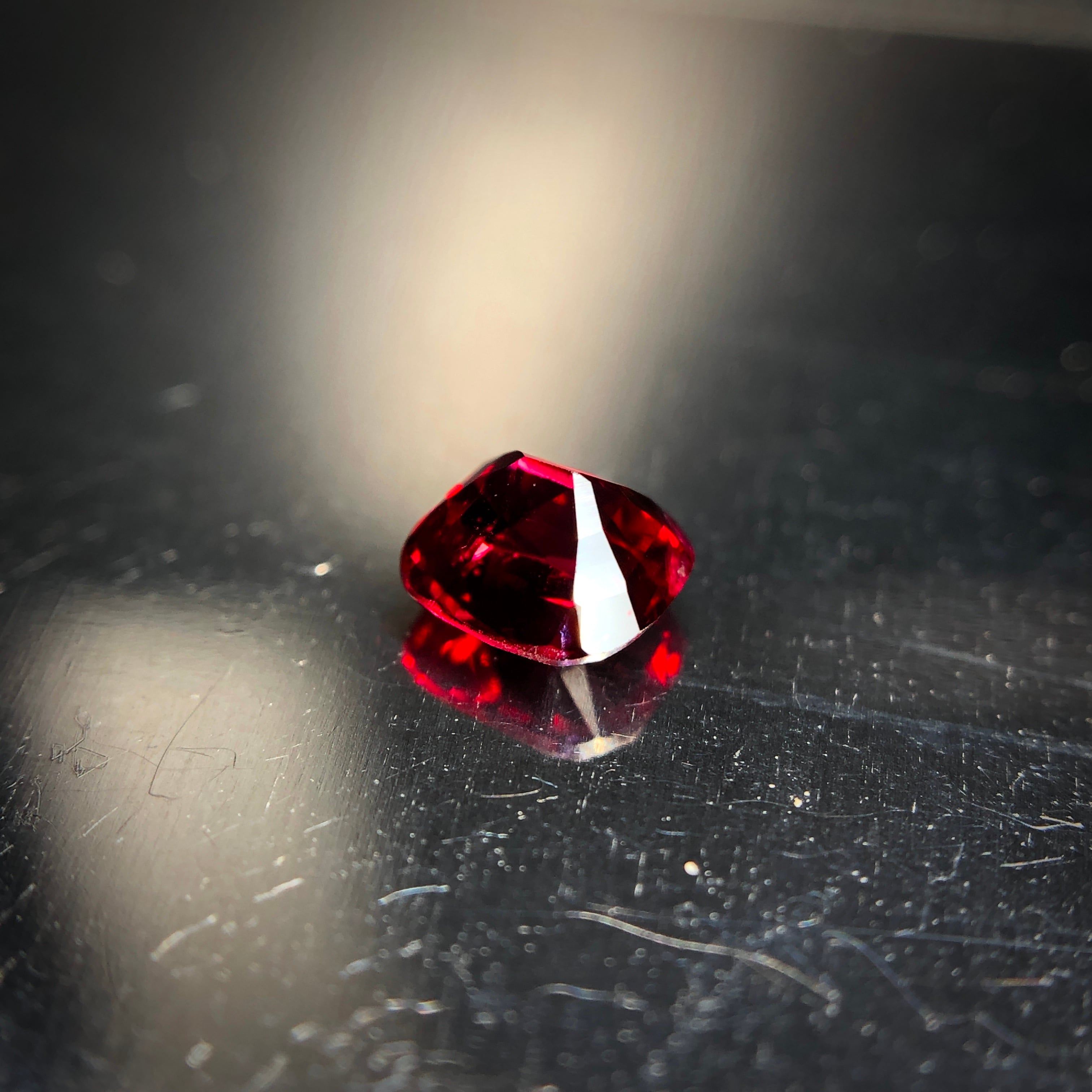 生命力溢れる深紅の宝石 0.36ct 天然 レッドスピネル | Frederick's