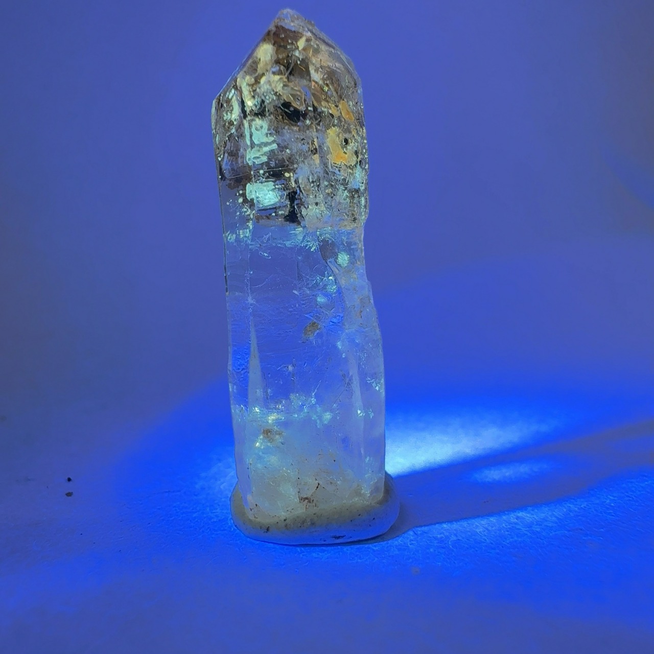 E25164】 新産地！ 石油入り水晶 オイルインクォーツ 水晶 蛍光鉱物 
