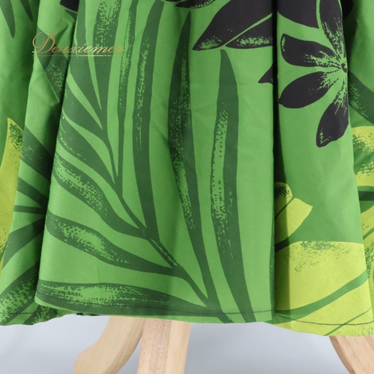 フラダンス 衣装 ワンピース ドレス u'ino! ブラック系 グリーン系 ハワイ製 ベロア チューブトップ 異素材 かわいい 華やか 鮮やか 高級感 光沢 上品 きれい 黒 緑 ハワイアン アロハ ハワイアンプリント フラ ダンス レッスン 練習 おしゃれ