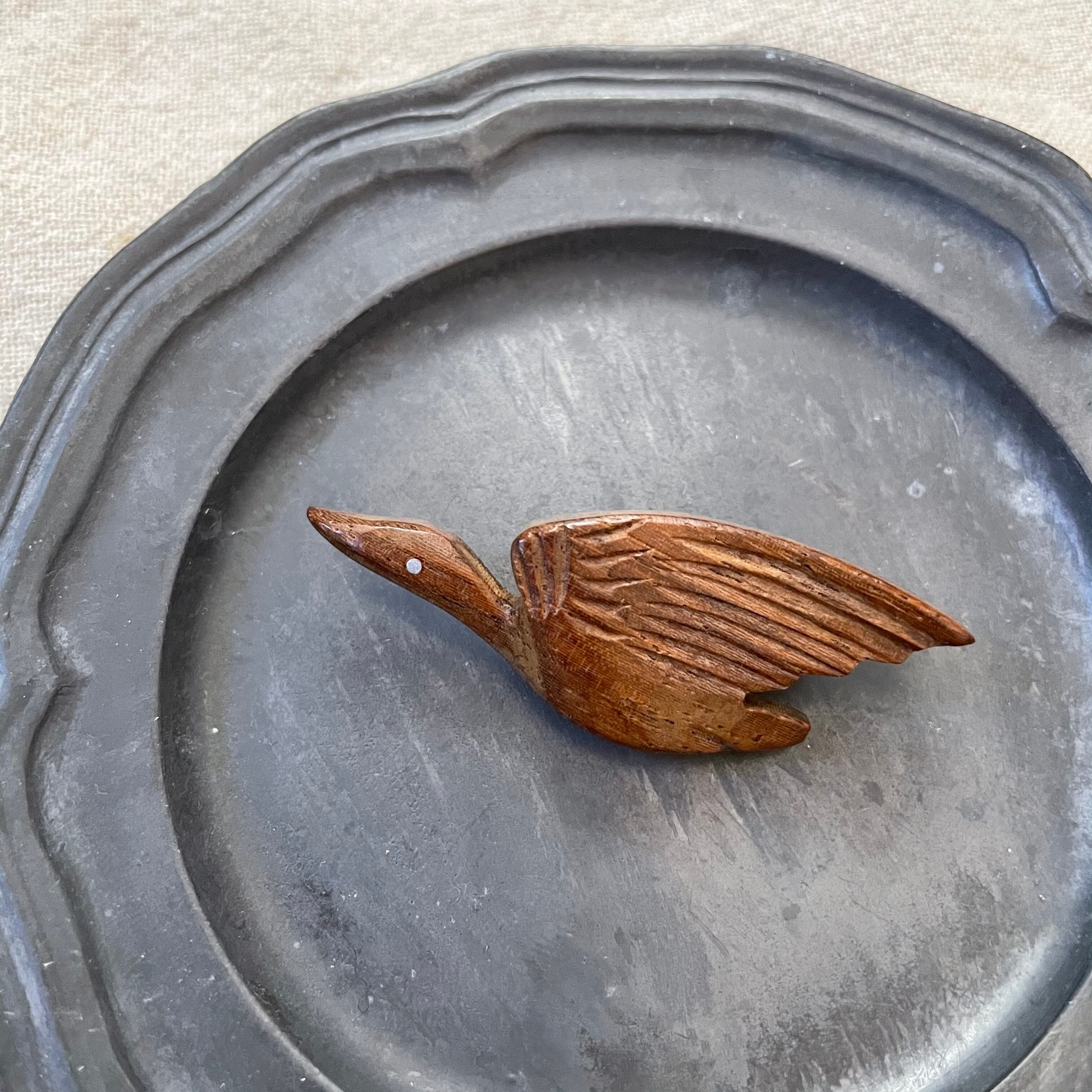 木の鳥のブローチ