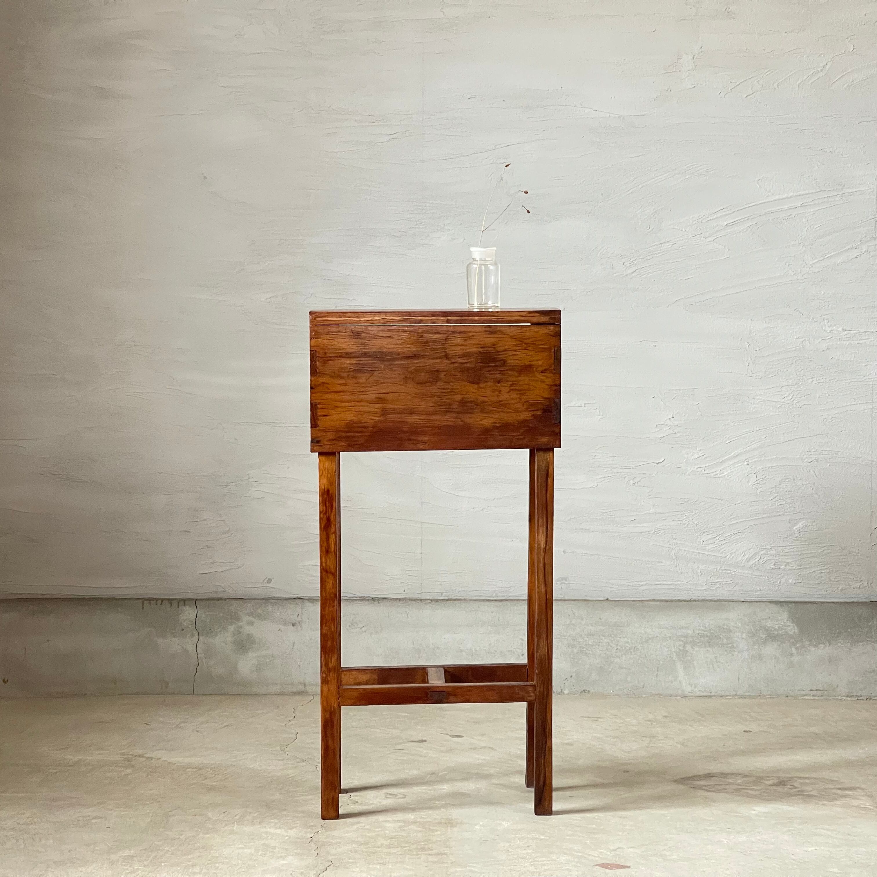 すっきりとした姿の花台