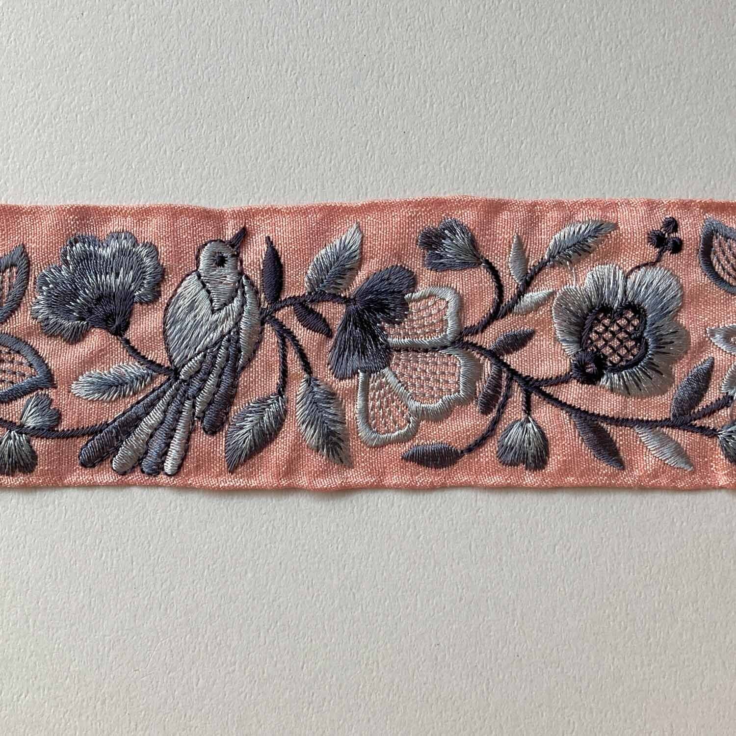 再入荷〉花を眺める鳥模様のインド刺繍リボン（50cm〜） | Dua