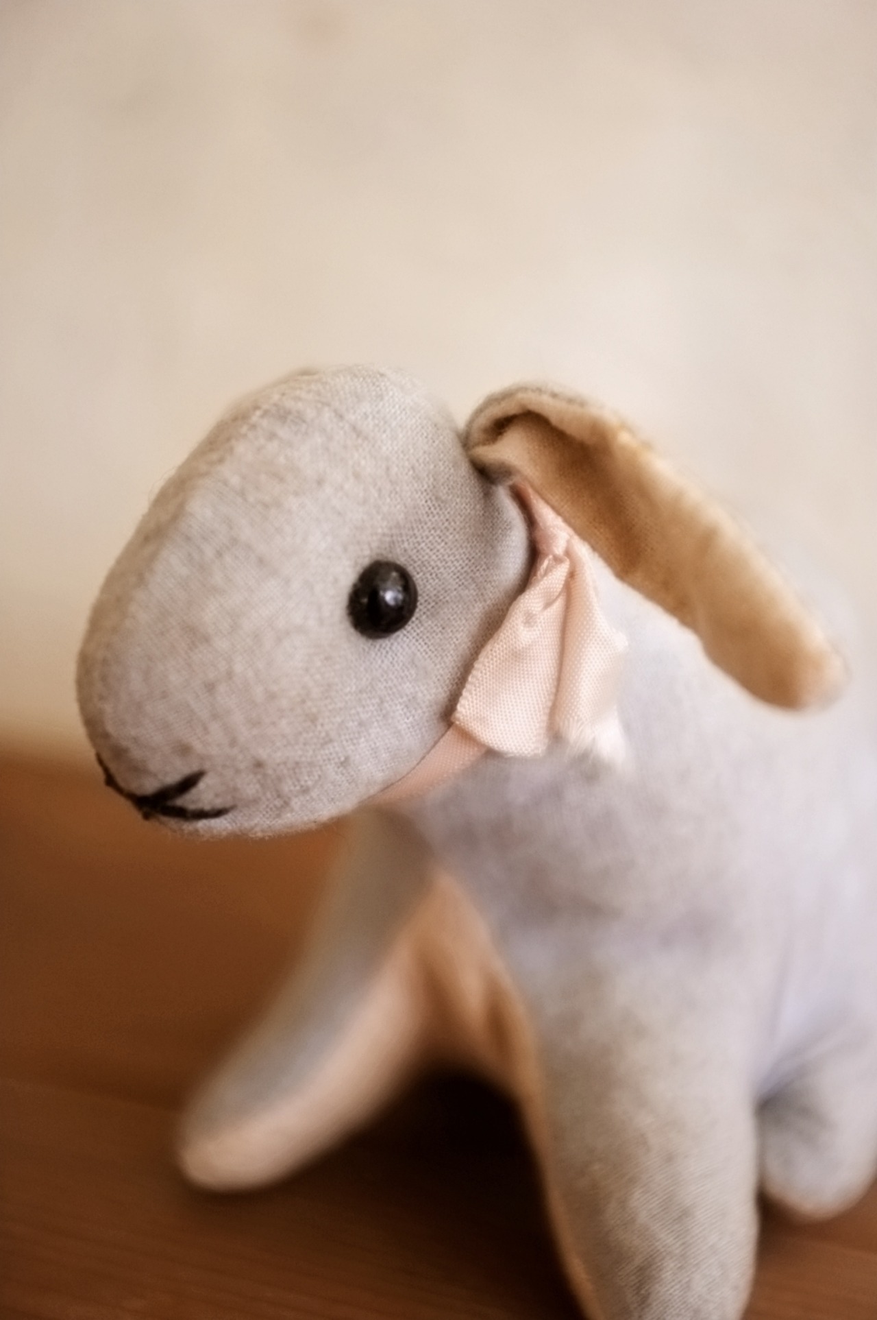 フランス 青いうさぎさんと薔薇色のリボンa ドール アンティーク