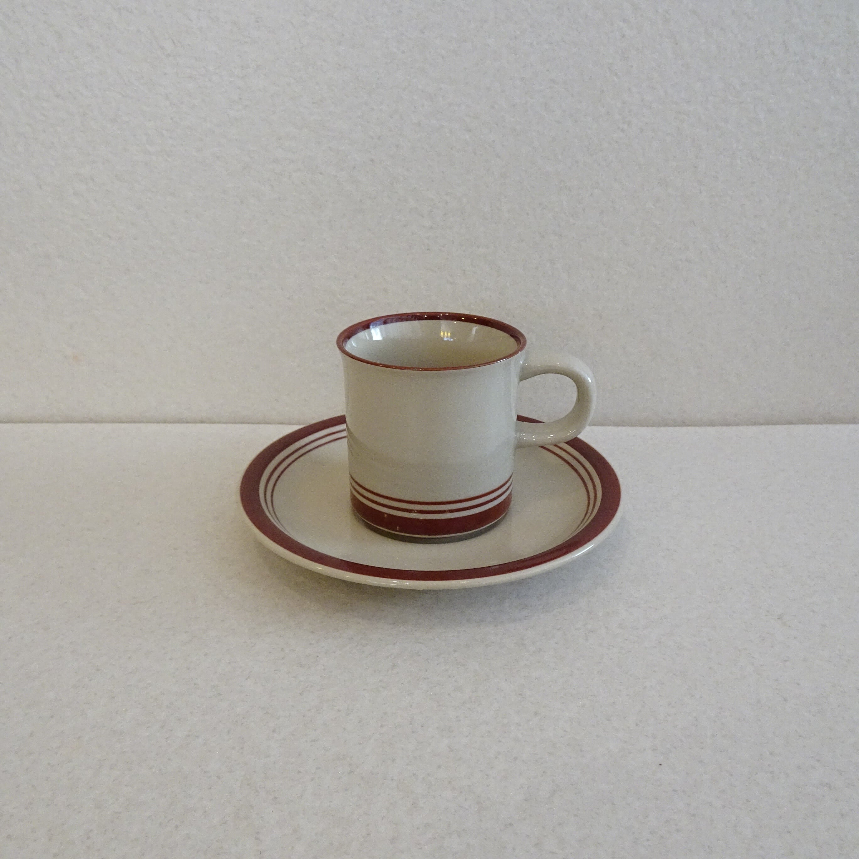ブラウンラインの古いカップ&ソーサー