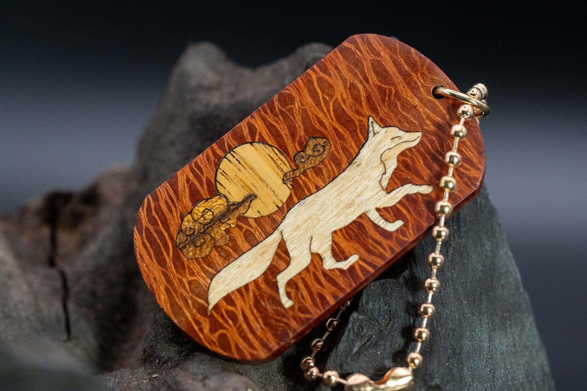 【 強さと美しさの象徴】 シーオーク ドッグタグ 木象嵌 十五夜きつね